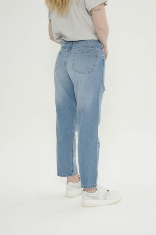 PANTALON MOM CON ROTURAS