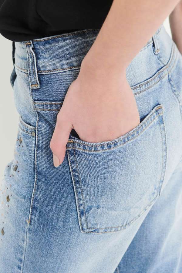 PANTALON MOM CON TACHITAS Y STRASS