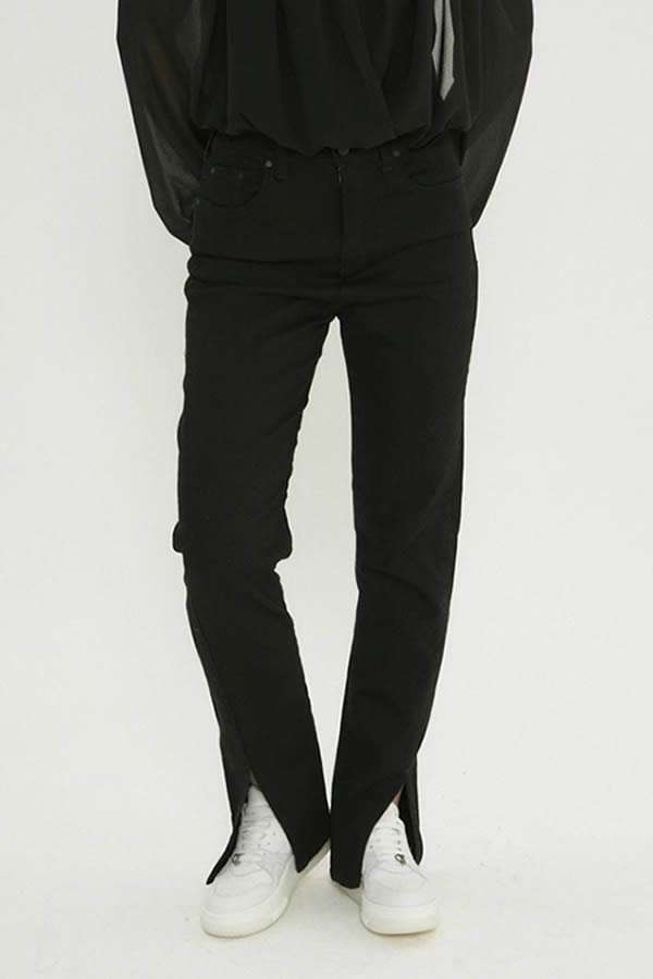 PANTALON NEGRO MOM CON TAJO EN DELANTERO