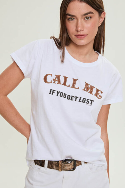 REMERA C/BORDADO FOIL  Y ESTAMPA «CALL ME»