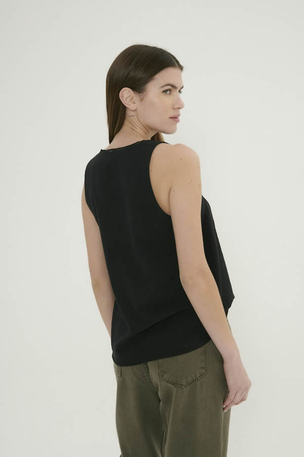 BLUSA CON PUNTILLAS