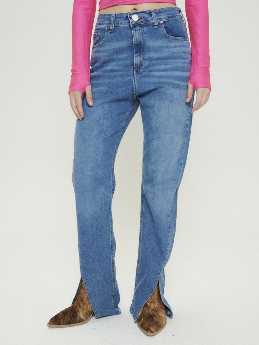 PANTALON DENIM MOM CON ABERTURA