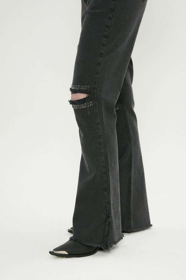 PANTALON TAJO EN RODILLA BORDADO A MANO