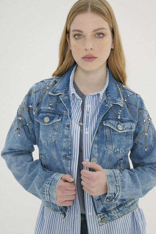 CAMPERA DENIM CON BORDADO ARTESANAL