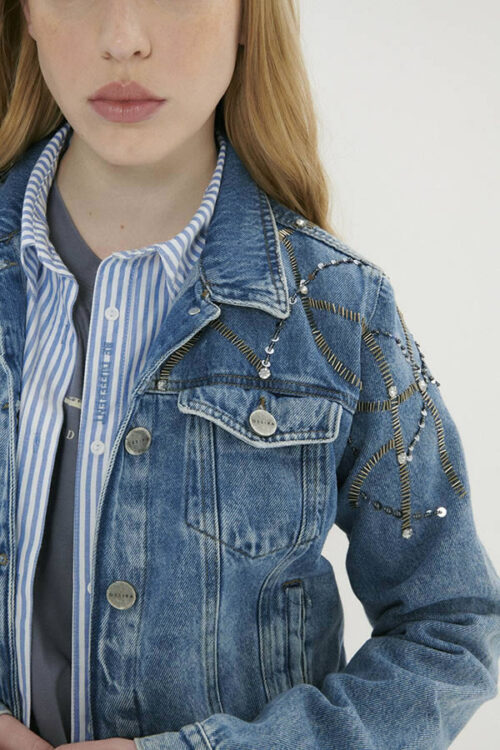 CAMPERA DENIM CON BORDADO ARTESANAL