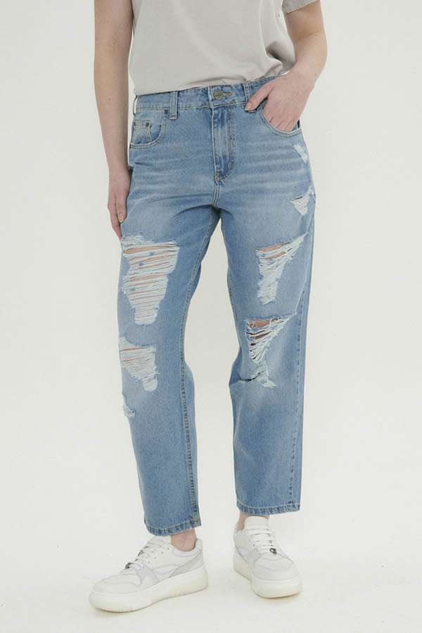 PANTALON MOM CON ROTURAS