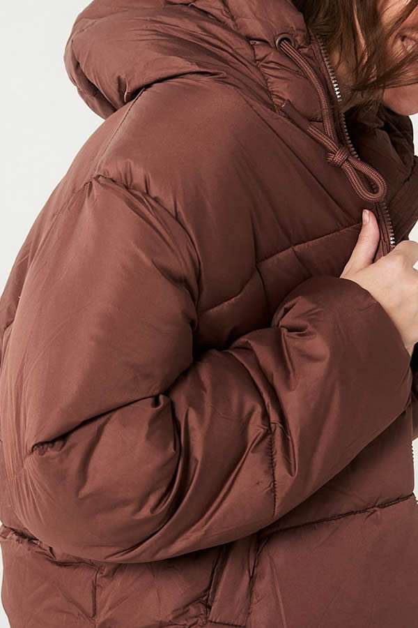 CAMPERA PUFFER C/BOLSILLOS CARGO EN MANGA