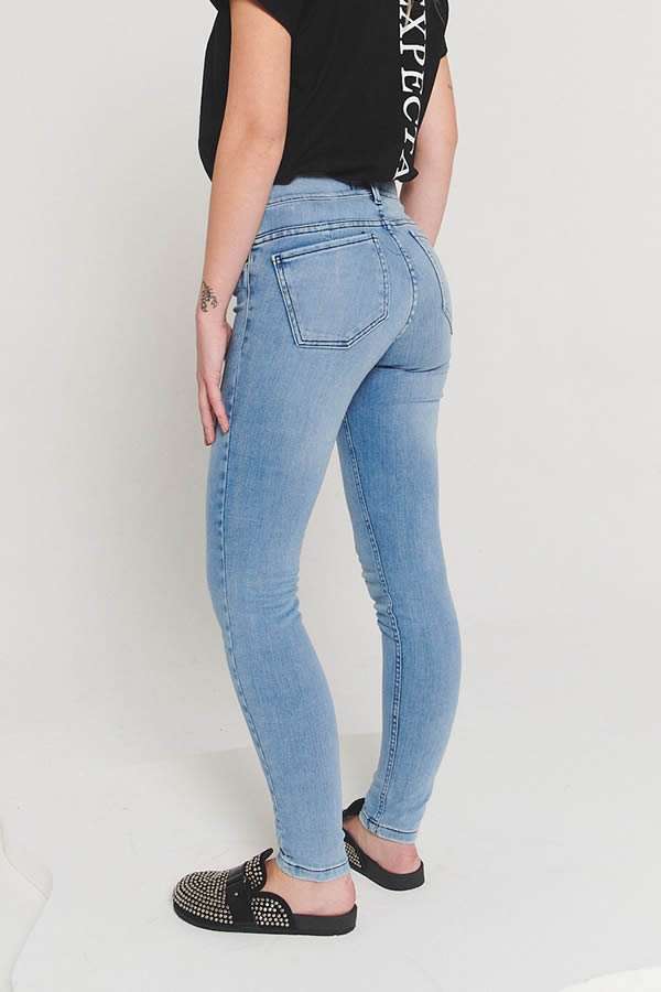 PANTALÓN TRENDY SÚPER SLIM CON BIGOTES OSSIRA
