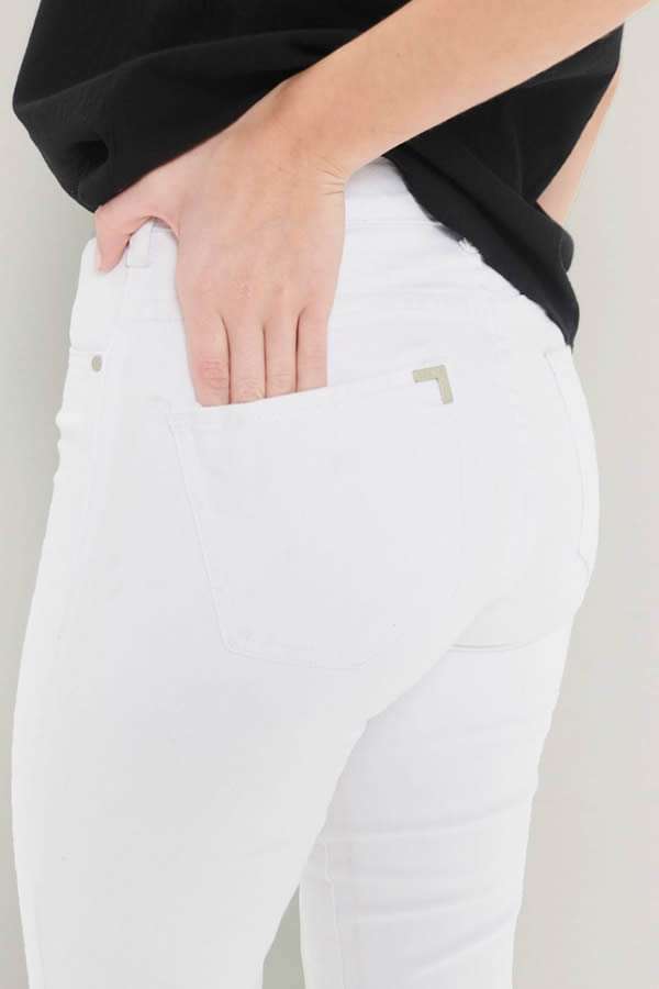 PANTALÓN HIGH BLANCO CON TAJO Y TACHITAS OSSIRA